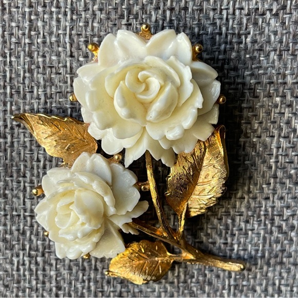 Vintage | White Rose Flower Carved Celluloid Gold Tone Brooch Pin - Picture 11 of 16